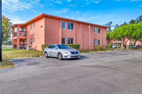 Apartamento en alquiler en Miami, Florida, 3 dormitorios, 100.8 m2 № 1948811 - foto 2