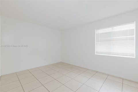 Apartamento en alquiler en Miami, Florida, 3 dormitorios, 100.8 m2 № 1948811 - foto 15