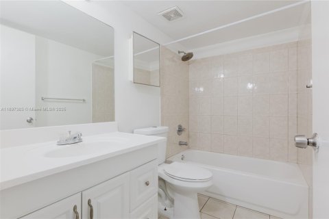 Apartamento en alquiler en Miami, Florida, 3 dormitorios, 100.8 m2 № 1948811 - foto 18