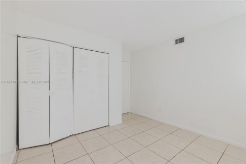 Apartamento en alquiler en Miami, Florida, 3 dormitorios, 100.8 m2 № 1948811 - foto 12