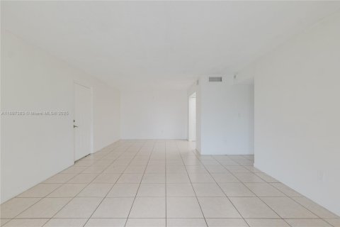 Apartamento en alquiler en Miami, Florida, 3 dormitorios, 100.8 m2 № 1948811 - foto 5