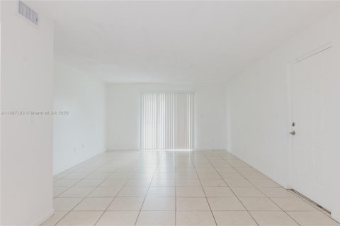Apartamento en alquiler en Miami, Florida, 3 dormitorios, 100.8 m2 № 1948811 - foto 6