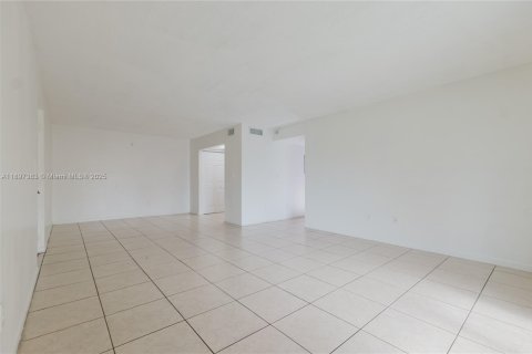 Apartamento en alquiler en Miami, Florida, 3 dormitorios, 100.8 m2 № 1948811 - foto 24