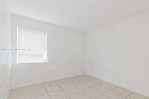 Apartamento en alquiler en Miami, Florida, 3 dormitorios, 100.8 m2 № 1948811 - foto 11