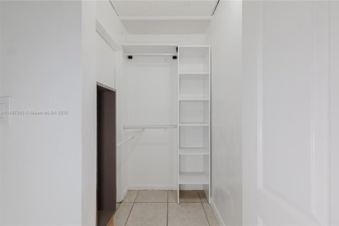 Apartamento en alquiler en Miami, Florida, 3 dormitorios, 100.8 m2 № 1948811 - foto 17