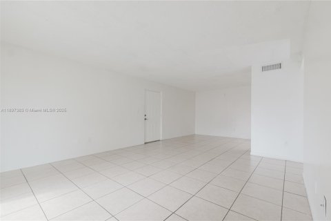 Apartamento en alquiler en Miami, Florida, 3 dormitorios, 100.8 m2 № 1948811 - foto 25