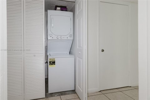 Apartamento en alquiler en Miami, Florida, 3 dormitorios, 100.8 m2 № 1948811 - foto 21