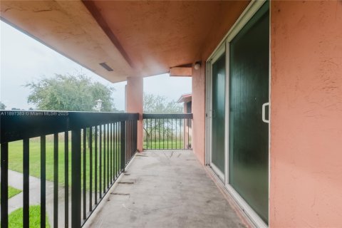 Apartamento en alquiler en Miami, Florida, 3 dormitorios, 100.8 m2 № 1948811 - foto 23