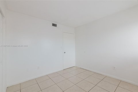 Apartamento en alquiler en Miami, Florida, 3 dormitorios, 100.8 m2 № 1948811 - foto 14