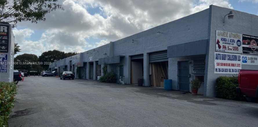 Immobilier commercial à Doral, Floride № 1985655