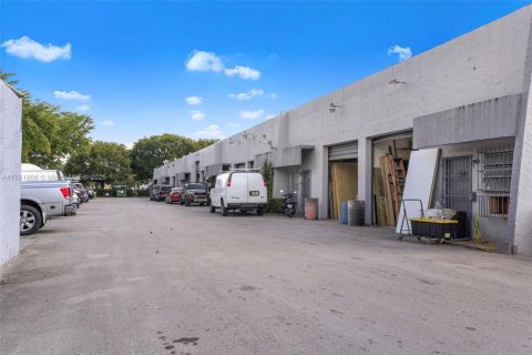 Immobilier commercial à vendre à Doral, Floride № 1985655 - photo 3