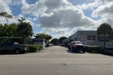 Immobilier commercial à vendre à Doral, Floride № 1985655 - photo 8