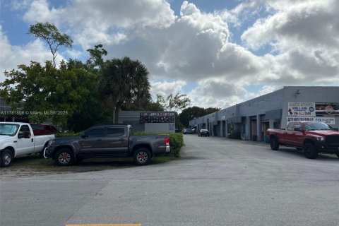 Immobilier commercial à vendre à Doral, Floride № 1985655 - photo 10