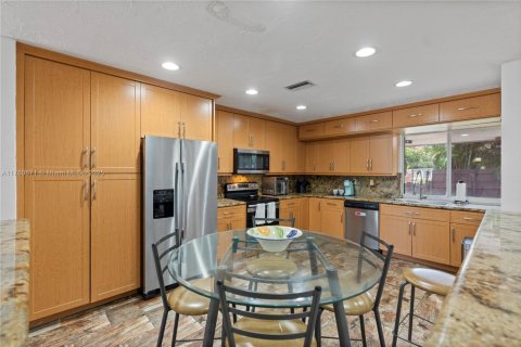 Villa ou maison à vendre à Miami, Floride: 3 chambres, 212.65 m2 № 1974281 - photo 13