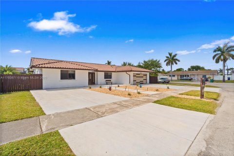 Villa ou maison à vendre à Miami, Floride: 3 chambres, 212.65 m2 № 1974281 - photo 3