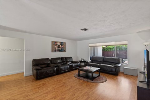 Villa ou maison à vendre à Miami, Floride: 3 chambres, 212.65 m2 № 1974281 - photo 21