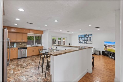 Villa ou maison à vendre à Miami, Floride: 3 chambres, 212.65 m2 № 1974281 - photo 17