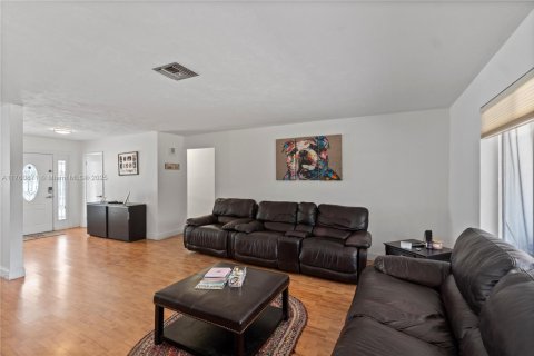 Villa ou maison à vendre à Miami, Floride: 3 chambres, 212.65 m2 № 1974281 - photo 23