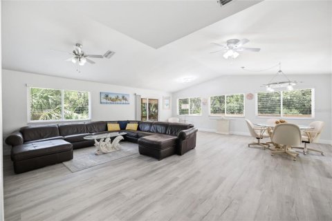 House in Weeki Wachee, Florida 2 bedrooms, 115.94 sq.m. № 2393781 - photo 5