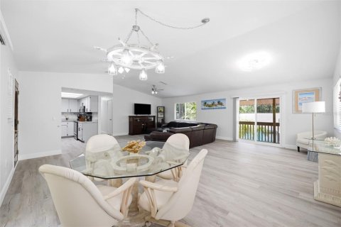 House in Weeki Wachee, Florida 2 bedrooms, 115.94 sq.m. № 2393781 - photo 6