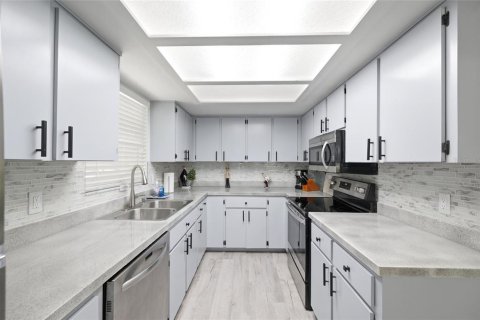 House in Weeki Wachee, Florida 2 bedrooms, 115.94 sq.m. № 2393781 - photo 8