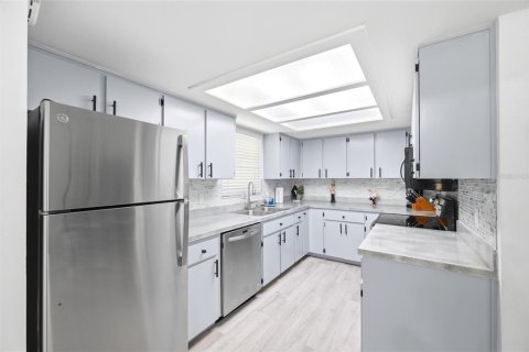 House in Weeki Wachee, Florida 2 bedrooms, 115.94 sq.m. № 2393781 - photo 7