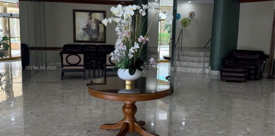 Кондоминиум с 1 спальней в Халландейл-Бич, Флорида № 2035047