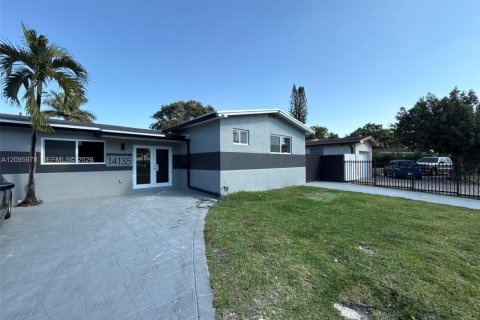 Villa ou maison à vendre à Miami, Floride: 3 chambres, 478.08 m2 № 2386832 - photo 2