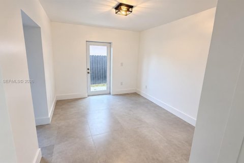 Villa ou maison à vendre à Miami, Floride: 3 chambres, 478.08 m2 № 2386832 - photo 16