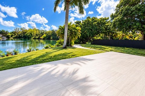 Villa ou maison à vendre à Miami, Floride: 3 chambres, 478.08 m2 № 2386832 - photo 24