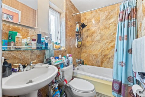 Villa ou maison à vendre à Hallandale Beach, Floride: 3 chambres, 133.78 m2 № 2048731 - photo 21