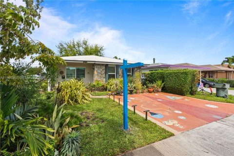 Villa ou maison à vendre à Hallandale Beach, Floride: 3 chambres, 133.78 m2 № 2048731 - photo 2