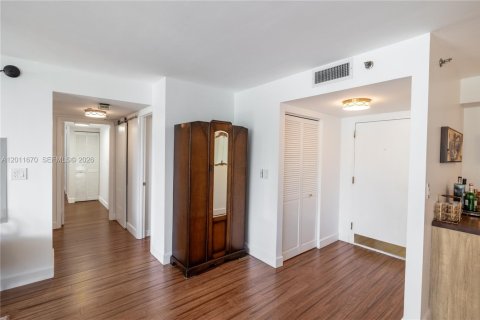 Condo in Miami, Florida, 2 bedrooms  № 2075324 - photo 27