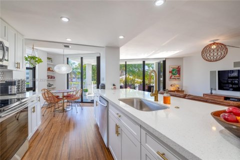 Condo in Miami, Florida, 2 bedrooms  № 2075324 - photo 8