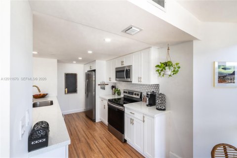 Condo in Miami, Florida, 2 bedrooms  № 2075324 - photo 12