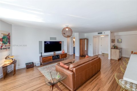 Condo in Miami, Florida, 2 bedrooms  № 2075324 - photo 9