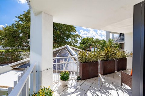 Condo in Miami, Florida, 2 bedrooms  № 2075324 - photo 13