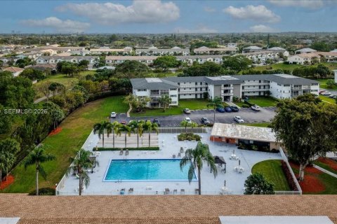 Condo in Hollywood, Florida, 1 bedroom  № 2042496 - photo 16