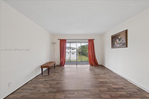 Condo in Hollywood, Florida, 1 bedroom  № 2042496 - photo 1