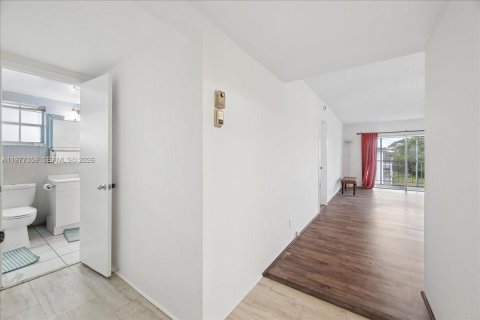 Condo in Hollywood, Florida, 1 bedroom  № 2042496 - photo 13