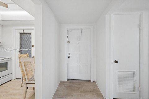 Condo in Hollywood, Florida, 1 bedroom  № 2042496 - photo 4