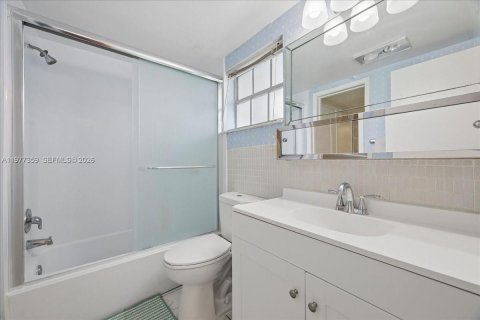Condo in Hollywood, Florida, 1 bedroom  № 2042496 - photo 11
