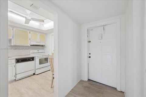 Condo in Hollywood, Florida, 1 bedroom  № 2042496 - photo 5