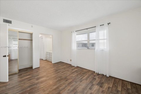 Condo in Hollywood, Florida, 1 bedroom  № 2042496 - photo 9