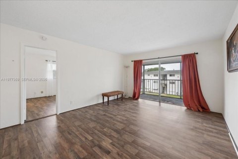 Condo in Hollywood, Florida, 1 bedroom  № 2042496 - photo 2