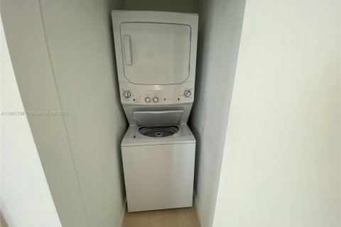 Condo in Miami, Florida, 3 bedrooms  № 1953243 - photo 7