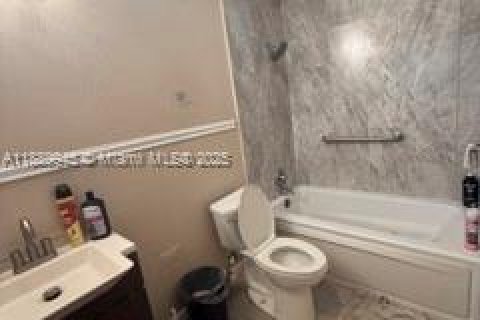 Casa en venta en Opa-locka, Florida, 4 dormitorios, 130.43 m2 № 1944469 - foto 7