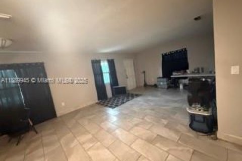 Casa en venta en Opa-locka, Florida, 4 dormitorios, 130.43 m2 № 1944469 - foto 16