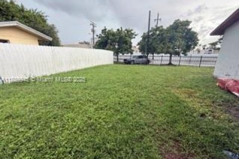 Casa en venta en Opa-locka, Florida, 4 dormitorios, 130.43 m2 № 1944469 - foto 2