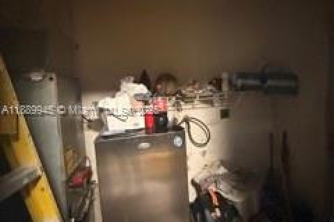 Casa en venta en Opa-locka, Florida, 4 dormitorios, 130.43 m2 № 1944469 - foto 15
